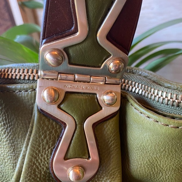 ❌SOLD❌ Vintage Michael Kors Avocado Green Olive Leather Handbag / Chunky Bag - Picture 4 of 13